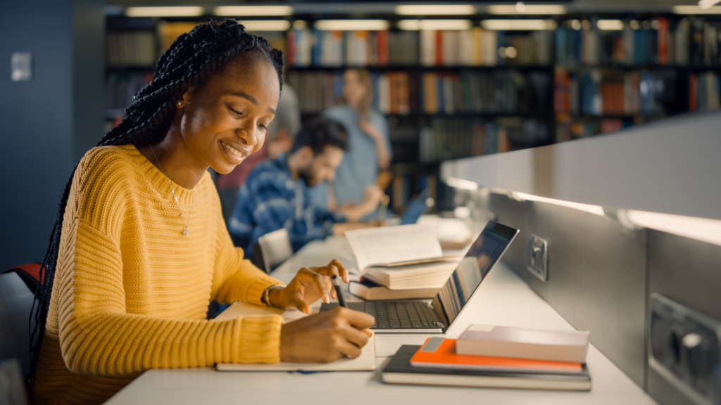 pessoa em biblioteca se organizando para estudar para concursos